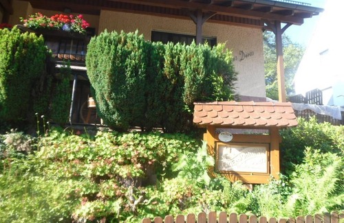 Erlenbach bei Dahn Apartment | Haus Doris (view to the castle), Weis - apartment/apartment, shower, toilet, balcony