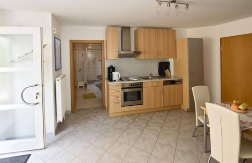 Bad Urach Apartment | Haus Eisele Ferienwohnung 2, 45qm, mit Doppelbett, Schlafsofa, TV, Badezimmer, Einbauküche, Sonnenterrasse
