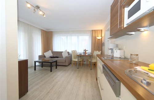 Westerland Apartment | Haus Sarah 5 is located directly on the beach in the heart of Westerland. The beach crossing to Westerland's central beach is about 200 meters away. The house has 8 modern and comfortably furnished vacation apartments for.
