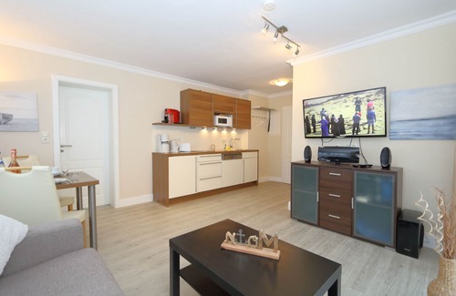 Westerland Apartment | Haus Sarah 5 is located directly on the beach in the heart of Westerland. The beach crossing to Westerland's central beach is about 200 meters away. The house has 8 modern and comfortably furnished vacation apartments for.