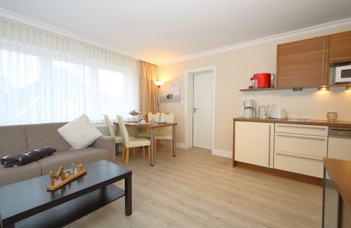 Westerland Apartment | Haus Sarah 5 is located directly on the beach in the heart of Westerland. The beach crossing to Westerland's central beach is about 200 meters away. The house has 8 modern and comfortably furnished vacation apartments for.
