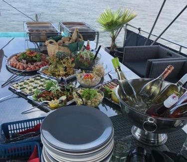 Nikolassee Boat Rental | Hausboot DeLuxe