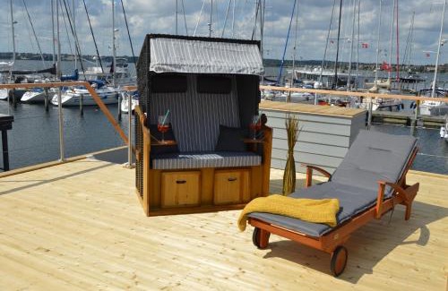 Rendbjerg House | Hausboot Hecht mit Dachterrasse in Marina Minde, Dänemark
