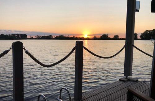 Toplitz Boat Rental | Hausboot NautikHus auf der Havel