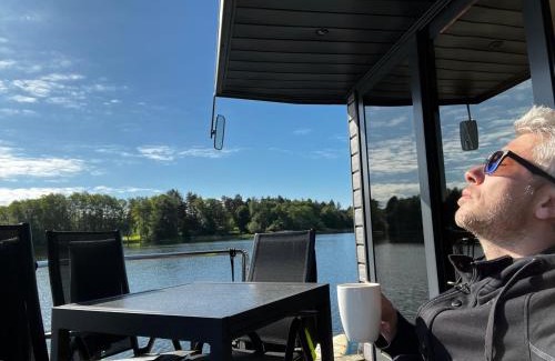 Kleinzerlang Boat Rental | Hausboot Privatsfähre als Festanlieger