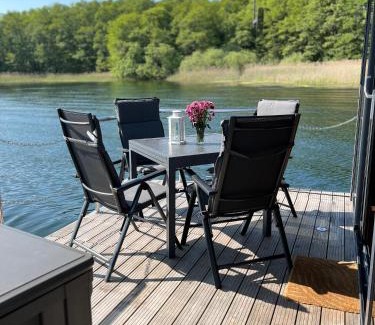 Kleinzerlang Boat Rental | Hausboot Privatsfähre als Festanlieger