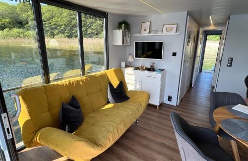 Kleinzerlang Boat Rental | Hausboot Privatsfähre als Festanlieger