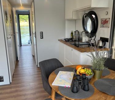 Kleinzerlang Boat Rental | Hausboot Privatsfähre als Festanlieger