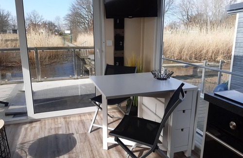 Havelsee House | Hausboot, schwimmendes Ferienhaus im Havelbogen, Haus auf dem Wasser