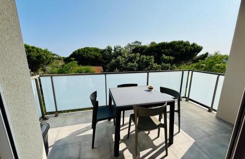 Vias Apartment | Haut Standing ACCÈS DIRECT MER 3min à pieds,Parking privée, Wifi, Netflix