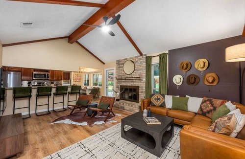 Blossoms Park House | Have Fun, Relax -Heated Pool, Hot Tub, Game Room, Fire Pit & Gym