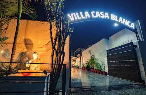 Lonavala Villa | Have fun with the whole family at this Stylish 4 Bedroom private pool Villa