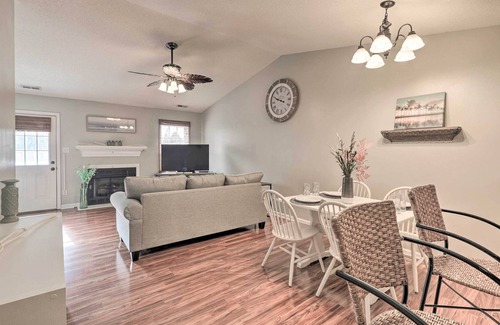 Havelock House | Havelock Home w/ Fenced Yard - 6 Mi to Beach!