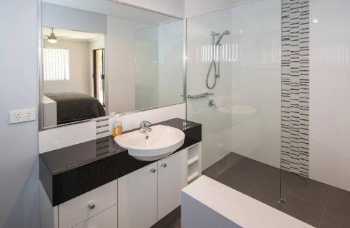 Broadwater House | Haven By the Bay- Short walk to Broadwater beach