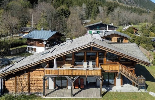 Les Praz-de-Chamonix Ski Chalet | Havre des Praz - 8px Views, Garden, Fireplace, BBQ