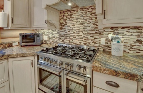 Cascade-Chipita Park Cabin | Hawk's Landing - pet friendly, hot tub, luxurious