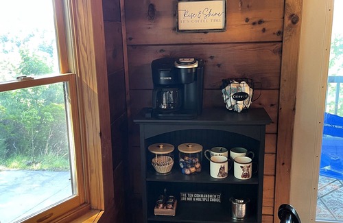 Ferguson Cabin | Hawk's Rest: Private Cabin, Great Views, Hot Tub, WIFI, Fireplace