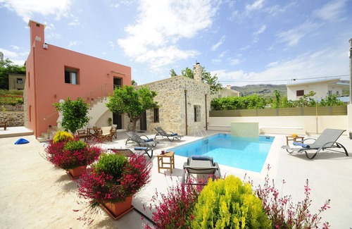 Gerakari Villa | Hawk Villa, nature’s essence! Close to Amazing Beaches