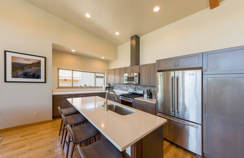 Hood River House | Hawks Landing - New View Townhome. Modern 3 Bedroom with Billiards!