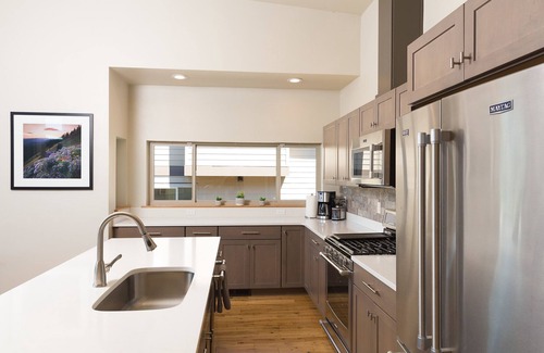 Hood River House | Hawks Landing - New View Townhome. Modern 3 Bedroom with Billiards!