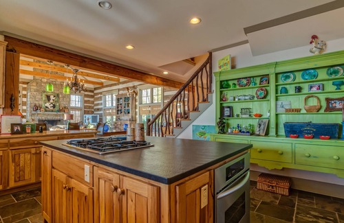 Lynn House | Hawks View | Luxuriously Appointed Home | Less Than 15 Minutes from TIEC