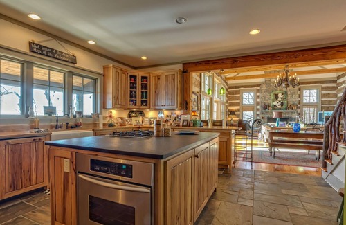 Lynn House | Hawks View | Luxuriously Appointed Home | Less Than 15 Minutes from TIEC