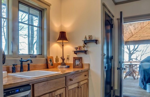 Lynn House | Hawks View | Luxuriously Appointed Home | Less Than 15 Minutes from TIEC