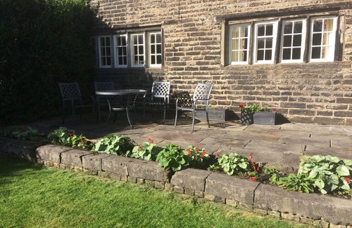 Dobcross Cottage | HAWKYARD'S COTTAGE, pet friendly, with a garden in Dobcross, Oldham