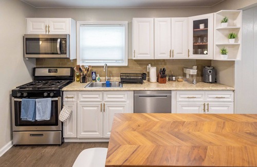 Hawthorne Apartment | Hawthorne 2 Bed 1.5 Bath w/Office -Pets OK, Laundry In-Unit, Parking, Fios, Safe