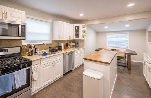 Hawthorne Apartment | Hawthorne 2 Bed 1.5 Bath w/Office -Pets OK, Laundry In-Unit, Parking, Fios, Safe
