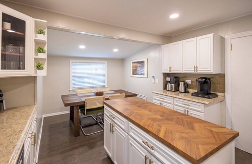 Hawthorne Apartment | Hawthorne 2 Bed 1.5 Bath w/Office -Pets OK, Laundry In-Unit, Parking, Fios, Safe