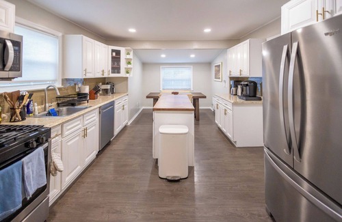 Hawthorne Apartment | Hawthorne 2 Bed 1.5 Bath w/Office -Pets OK, Laundry In-Unit, Parking, Fios, Safe