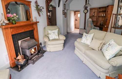 Ebford Cottage | HAYLOFT AT MAGNOLIA LAKE, family friendly, with open fire in Dawlish