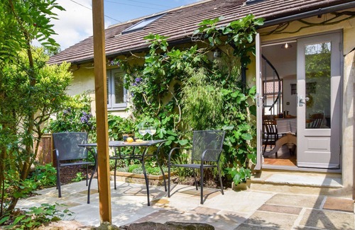 Ozleworth Cottage | Hayloft at Walnut Farm - sleeps 2 guests in 1 bedroom