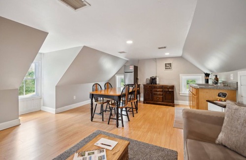 Rising Sun Apartment | Hayloft:Countryside Suite at Cedar Equestrian Farm