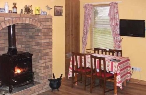 Killimor Cottage | HAZEL COTTAGE, pet friendly in Killimor, County Galway