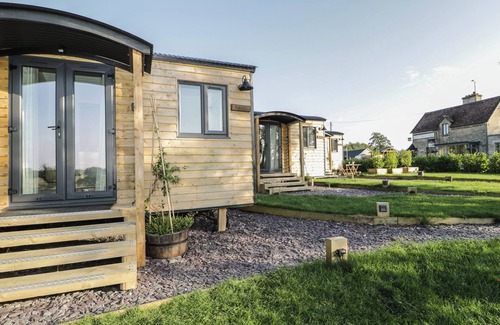 Kemble Cottage | HAZEL, pet friendly, with a garden in Kemble