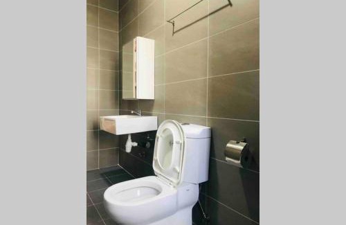 Cyberjaya Apartment | HB1512- Hyve Studio unit, Lake view, Cyberjaya, Free Wi-Fi, Free Parking, Netflix,Pool, 3038