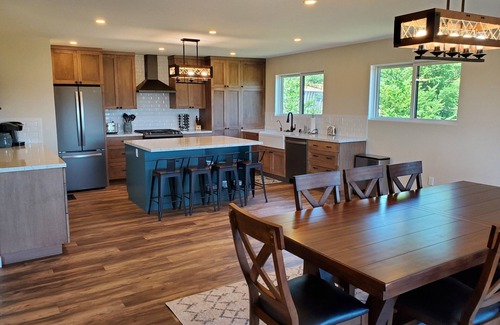 Healdsburg House | Healdsburg Wine Country Getaway with Panoramic Valley Views -5 min from downtown