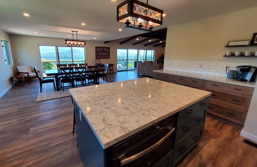 Healdsburg House | Healdsburg Wine Country Getaway with Panoramic Valley Views -5 min from downtown