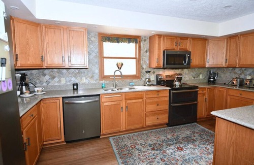 Berkeley Springs House | Healing House - fireplace, wifi, 2 kings, furnished den, screen porch, pool access