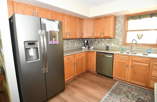 Berkeley Springs House | Healing House - fireplace, wifi, 2 kings, furnished den, screen porch, pool access