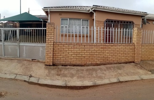 Umtata House | Heart It Guest House, where you will find rest.