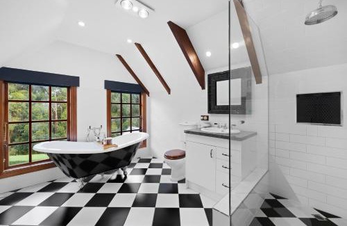 Monbulk Villa | Heart of a lion