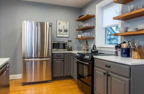 Ardmore House | Heart of Ardmore - Sleeps 7 - Long Stays Welcome!