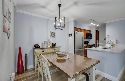 Far North Dallas Apartment | Heart of Dallas - Cozy Apt, 2Bed, Pool (30+ days)