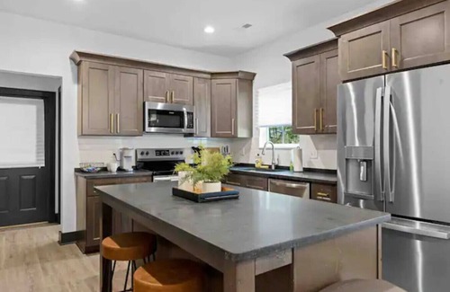 Chattanooga House | Heart of Downtown Chattanooga | Sleeps 8 | Pool Table