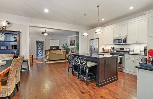 Libertyville House | Heart of Downtown Luxury 4 Bed 3.5 Ba Newer Construction with Rooftop Deck