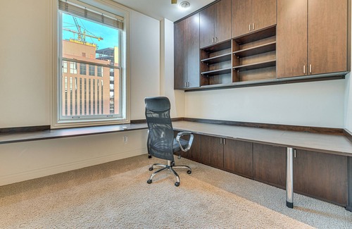 Downtown Omaha Apartment | Heart of Dtwn Omaha: Historical Apt w/Perks