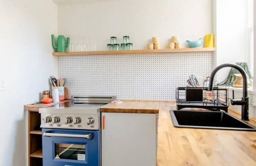 Upper Fells Point House | Heart of Fells Point | King Bed-BBQ Self Check-In